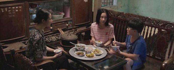 Thơ vui khi mẹ bán được nhà, còn bản thân mình được học sinh giỏi. Ảnh VTV