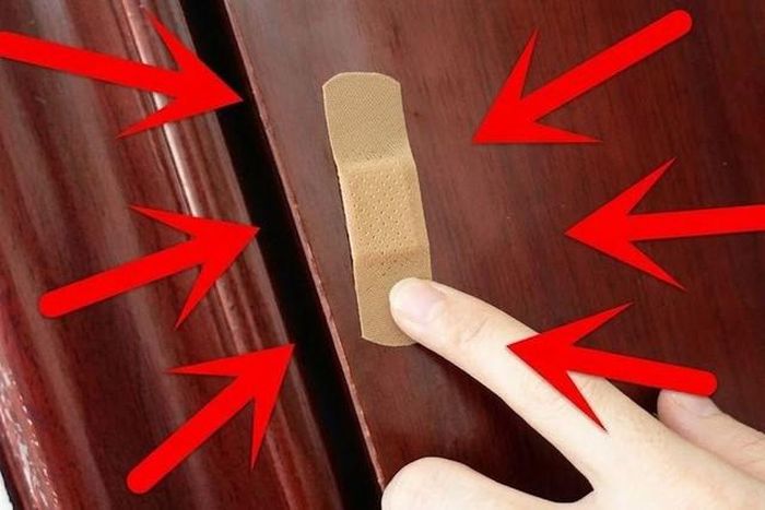 Việc dán miếng urgo lên cửa nhà vệ sinh là một mẹo nhỏ đơn giản, hiệu quả và tiết kiệm để đuổi muỗi, khử mùi hôi và tạo không gian thơm mát.