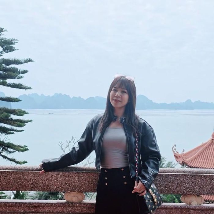 Theo chia sẻ của vợ Mạnh Trường trên trang cá nhân, thời gian gần đây, chồng thường xuyên dành cho chị những lời khen về làn da trắng sáng, mềm mại cùng hương thơm dễ chịu. Theo chị, sự thay đổi này khiến chị không khỏi thích thú, bởi trước đây ông xã không thường xuyên thể hiện sự quan tâm đến những điều nhỏ nhặt như vậy.