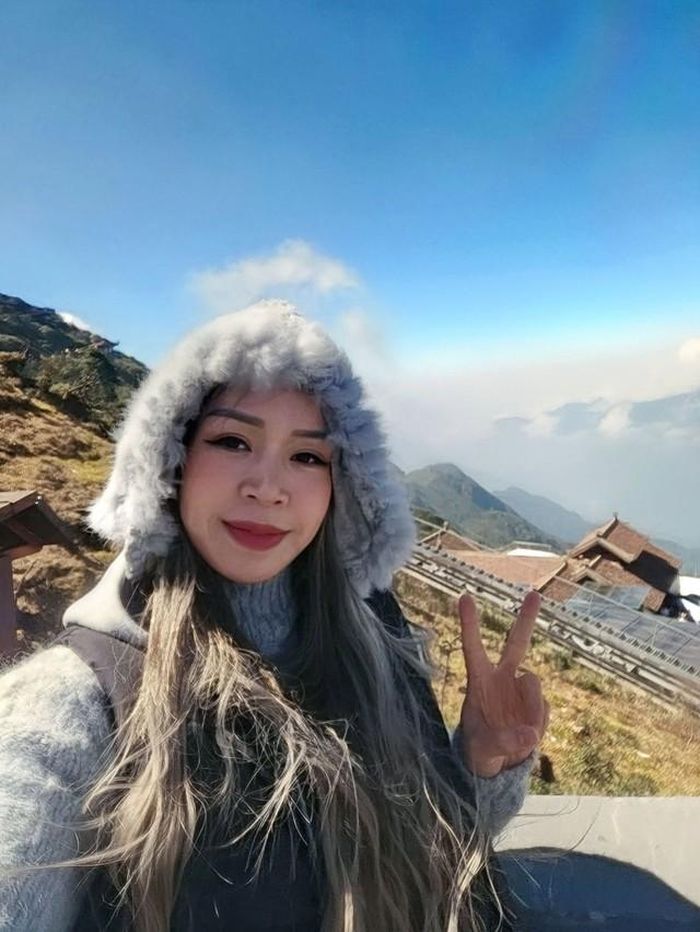 Ở đời thực, vợ diễn viên Mạnh Trường ngoài chăm sóc da, cô còn tích cực diện đồ trẻ trung và làm tóc cá tính để "hack tuổi".