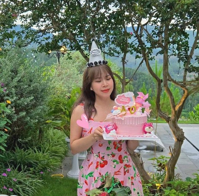 Chị nhận thấy làn da có vẻ sáng và mềm mịn hơn, đồng thời yêu thích hương thơm nhẹ nhàng lưu lại trên da. Với vợ diễn viên Mạnh Trường, việc chăm sóc bản thân không nhất thiết phải cầu kỳ, quan trọng là tìm được phương pháp phù hợp và kiên trì thực hiện. 
