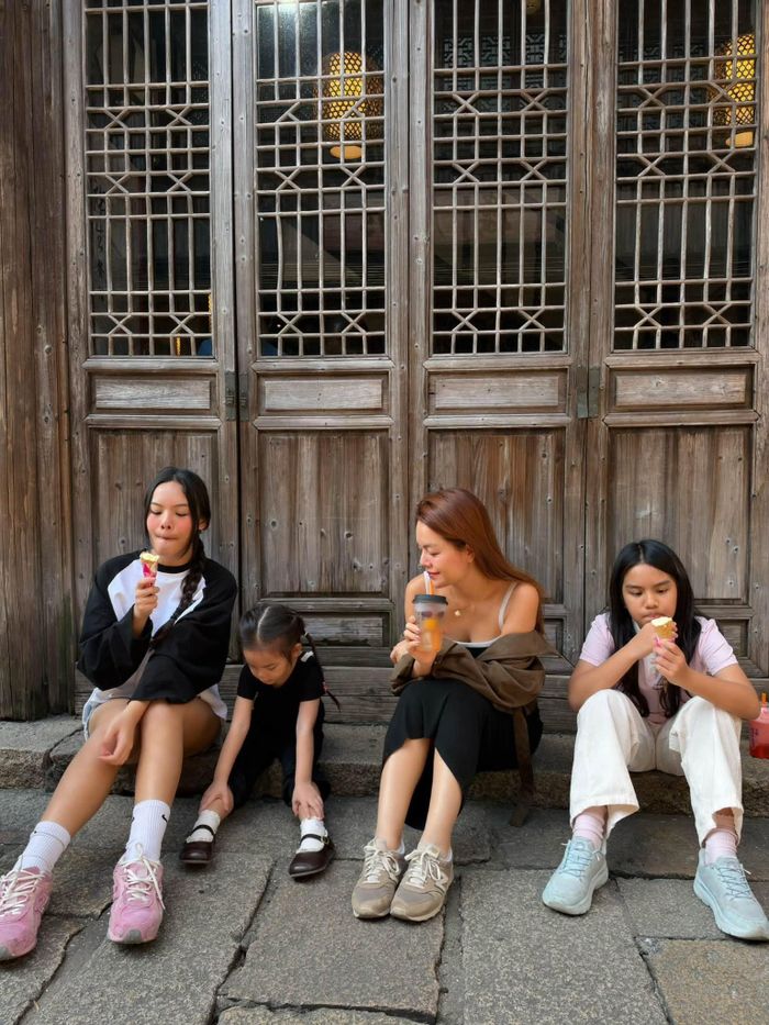 Dù có ba con gái ở những độ tuổi khác nhau, nữ ca sĩ luôn dành nhiều thời gian chăm sóc, đồng hành cùng các con và thường đưa cả ba đi du lịch, tận hưởng những khoảnh khắc gia đình.