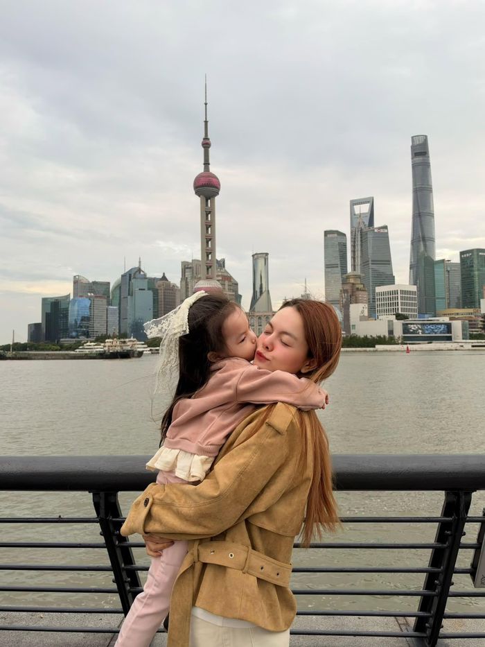Bé út Tuệ Nhi (tên tiếng Anh là Zoey), sinh tháng 7.2022, là trái ngọt trong mối quan hệ hiện tại của Phạm Quỳnh Anh.