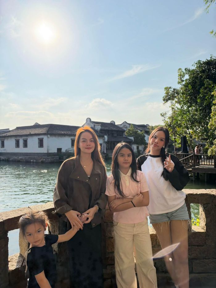 Cô bé còn bộc lộ nhiều năng khiếu nghệ thuật như nhảy, hát và chơi đàn. Tuy nhiên Phạm Quỳnh Anh không đặt áp lực hay ép buộc con phải theo đuổi con đường nghệ thuật.