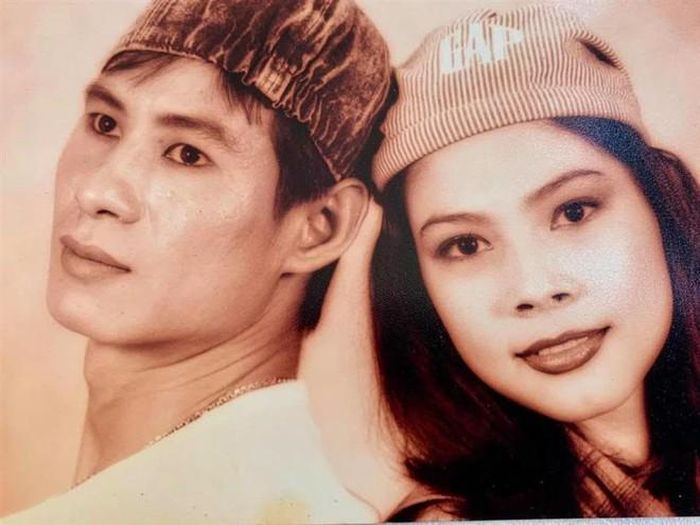 Phong cách ăn mặc giản dị, đậm dấu ấn thập niên 1990 và đầu những năm 2000 khiến bộ ảnh mang màu sắc hoài niệm.