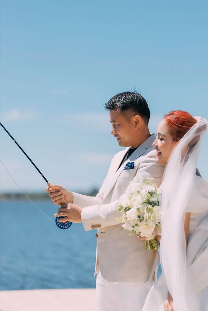 Nữ diễn viên cũng chia sẻ hình ảnh đám cưới được chụp cách đây hơn 2 năm. Cô đặt tên cho bộ ảnh là "Thời gian tuyệt vời". Được biết, bộ ảnh được chụp trước khi Vân Hugo và chồng doanh nhân tổ chức hôn lễ vào tháng 1/2024. Cặp đôi cùng sang Úc du lịch, kết hợp thực hiện bộ ảnh cưới tại hai thành phố nổi tiếng là Sydney và Melbourne. Những hình ảnh được nữ MC chia sẻ khi đó thu hút sự chú ý bởi những khoảnh khắc tình tứ, tự nhiên của hai người. Trong bộ ảnh, Vân Hugo diện váy cưới với thiết kế nổi bật, khoe vẻ rạng rỡ bên người bạn đời. Không chỉ có những khung hình lãng mạn bên biển, cặp đôi còn ghi lại nhiều khoảnh khắc vui vẻ, gần gũi. Với nữ MC, đây là những kỷ niệm đẹp trước khi cả hai chính thức bước vào một chặng đường mới của cuộc sống hôn nhân.