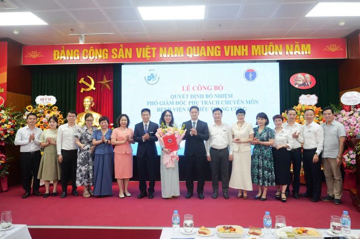 Lãnh đạo Bộ Y tế, Lãnh đạo Bệnh viện Da liễu Trung ương và các đại biểu chúc mừng tân Phó Giám đốc Lê Huyền My. Ảnh: Nguyễn Cường