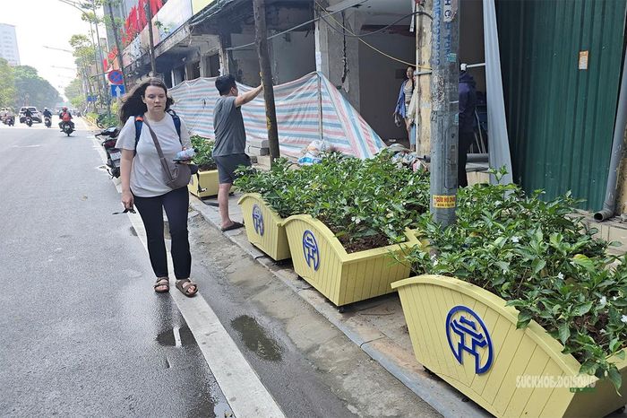 Người đi bộ xuống lòng đường. Ảnh: Tuấn Anh