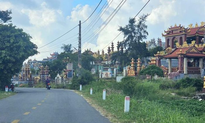 Từ ngày 31/10, phường Thuận An đóng cửa các nghĩa trang, nghĩa địa trên địa bàn. Ảnh: PV.