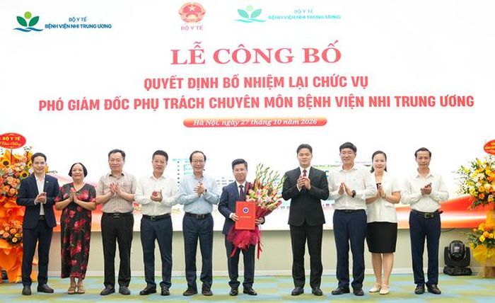 Thứ trưởng Thường trực Vũ Mạnh Hà và Ban Giám đốc Bệnh viện Nhi Trung ương, cùng các đại biểu chúc mừng TS.BS. Cao Việt Tùng nhiệm kỳ mới. Ảnh: Bệnh viện Nhi Trung ương.