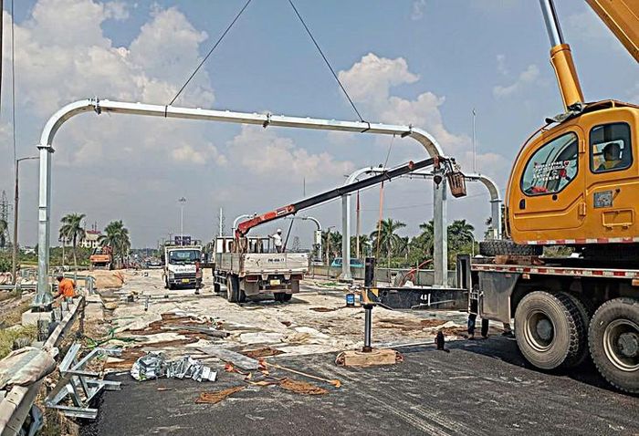 Từ đêm 29/10, xe tải từ 2 tấn, xe khách từ 16 chỗ trở lên cùng xe buýt được lưu thông qua cầu Thăng Long. (Ảnh Thành Long)