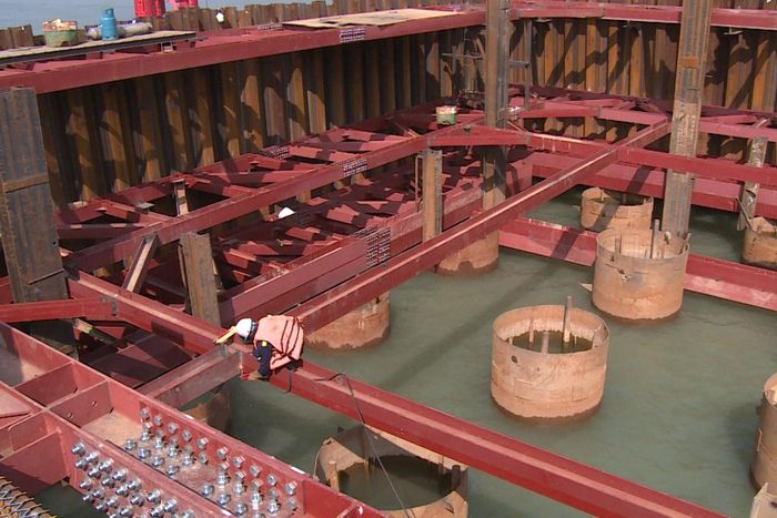 Công nhân hàn kết cấu thép tại hạng mục dưới sông. Ảnh: Tuấn Anh