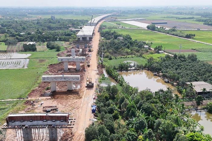 Đường dẫn và cầu cạn phía bờ đang dần thành hình. Ảnh: Tuấn Anh