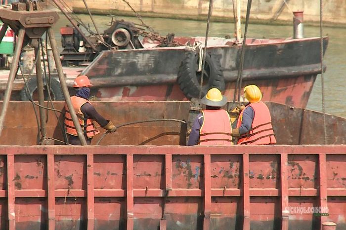 Nhóm công nhân phối hợp thi công trên sà lan. Ảnh: Tuấn Anh