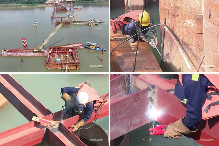 Công nhân làm việc khẩn trương trên hệ khung thép giữa sông. Ảnh: Tuấn Anh