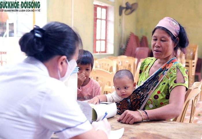 Cán bộ y tế kiên trì tư vấn, hướng dẫn người Đan Lai chăm sóc trẻ an toàn, theo dõi lịch tiêm và đưa con đi tiêm đúng lịch, từng bước nâng cao nhận thức về chăm sóc sức khỏe bằng y học hiện đại. Ảnh: V. Đồng