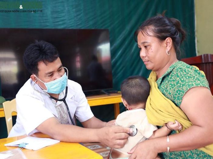 Bác sĩ La Văn Vinh, Trạm trưởng Trạm Y tế xã Môn Sơn, khám sàng lọc trước tiêm chủng cho trẻ, kiểm tra tình trạng sức khỏe nhằm đánh giá điều kiện tiêm vaccine, bảo đảm an toàn cho trẻ. Ảnh: V. Đồng
