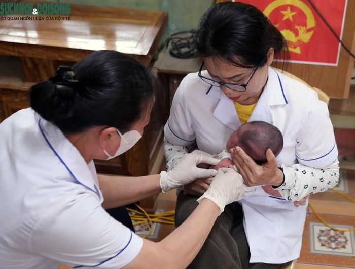 Một em bé Đan Lai được cán bộ y tế tiêm vaccine. Mỗi mũi tiêm góp phần bảo vệ trẻ trước những bệnh truyền nhiễm nguy hiểm có thể phòng ngừa bằng vaccine. Ảnh: V. Đồng