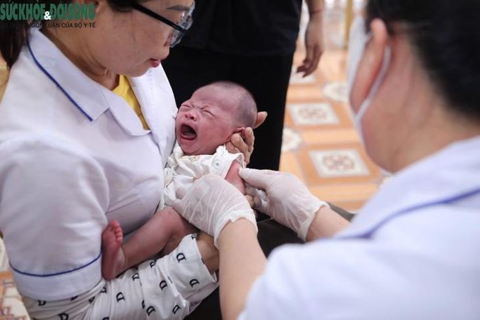 Sát khuẩn vị trí tiêm sau khi tiêm vaccine cho trẻ nhỏ người Đan Lai tại xã biên giới Môn Sơn, góp phần bảo đảm an toàn trong quá trình tiêm chủng. Ảnh: V. Đồng