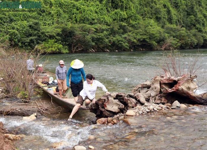 Rời thuyền, cán bộ y tế tiếp tục vượt bãi đá, bờ sỏi để vào bản. Địa hình hiểm trở, giao thông cách trở khiến hành trình đến với trẻ em Đan Lai thêm vất vả. Ảnh: V. Đồng