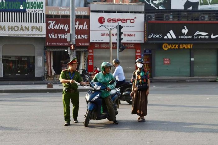 Tưởng đi ngược chiều sẽ tiết kiệm thời gian, một số tài xế xe ôm trên đường Vành đai 2.5 (Hà Nội) không những mất khách mà còn phải nhận biên bản xử phạt vì vi phạm giao thông. (Ảnh Thành Long)