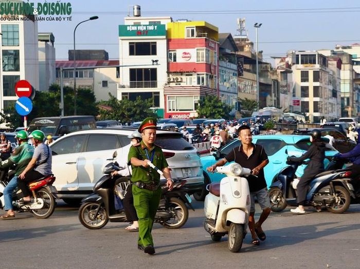 Hành vi đi ngược chiều tưởng chừng chỉ một đoạn ngắn để tiết kiệm thời gian, nhưng lại tiềm ẩn nguy cơ va chạm, gây cản trở giao thông và khiến người vi phạm bị xử phạt theo quy định. (Ảnh Thành Long)