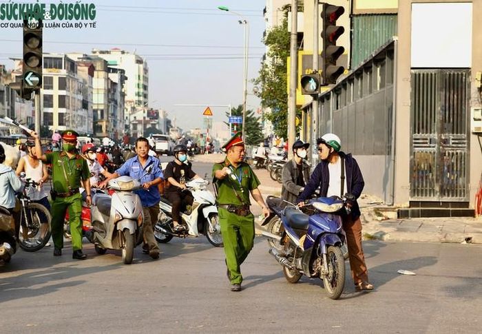 Vì vội đi làm, đi học và ngại di chuyển vòng xa, một số người đi xe máy lựa chọn đi ngược chiều trên đường Vành đai 2.5, bất chấp nguy cơ mất an toàn giao thông. (Ảnh Thành Long)