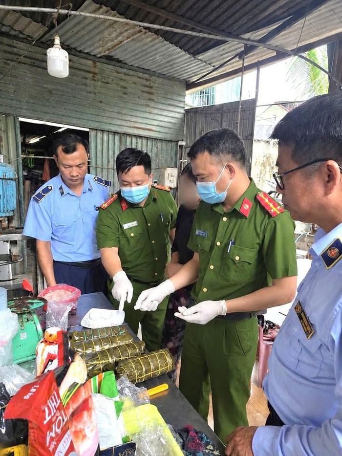 Lực lượng chức năng lập biên bản vụ việc, thu giữ chả để phục vụ công tác xác minh, xử lý. Ảnh: CAPĐH.