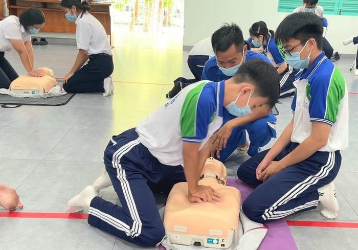 Học sinh hào hứng học kỹ năng hồi sinh tim phổi. Ảnh: Trí Tâm.