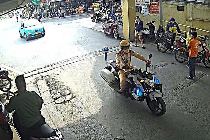 Hai sản phụ cần cấp cứu được CSGT Hà Nội hỗ trợ dẫn đường đến bệnh viện trong những tình huống khẩn cấp. (Ảnh Công an TP Hà Nội)