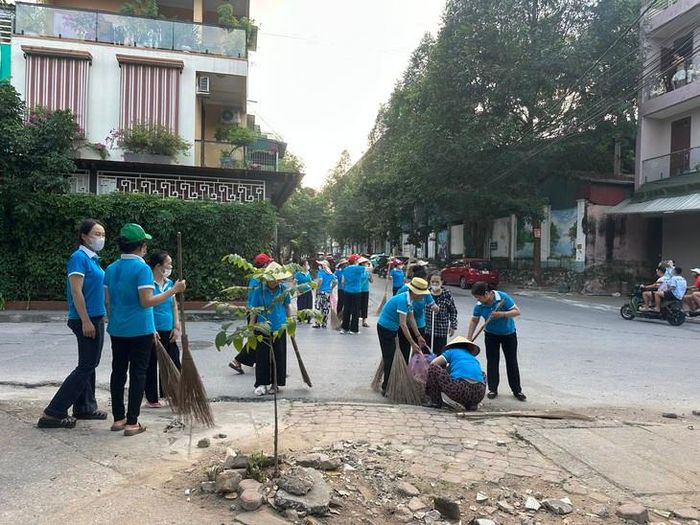 Phường Hạc Thành ra quân dọn dẹp vệ sinh. Ảnh: Ngọc Hưng.