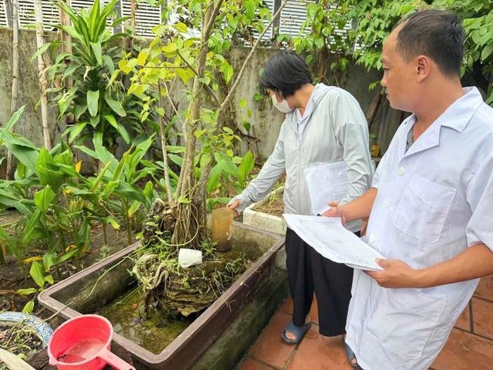 Lực lượng chức năng đã đến từng hộ gia đình kiểm tra các dụng cụ chứa nước và khu vực có nguy cơ đọng nước phát sinh bọ gậy. Ảnh: Ngọc Hưng.