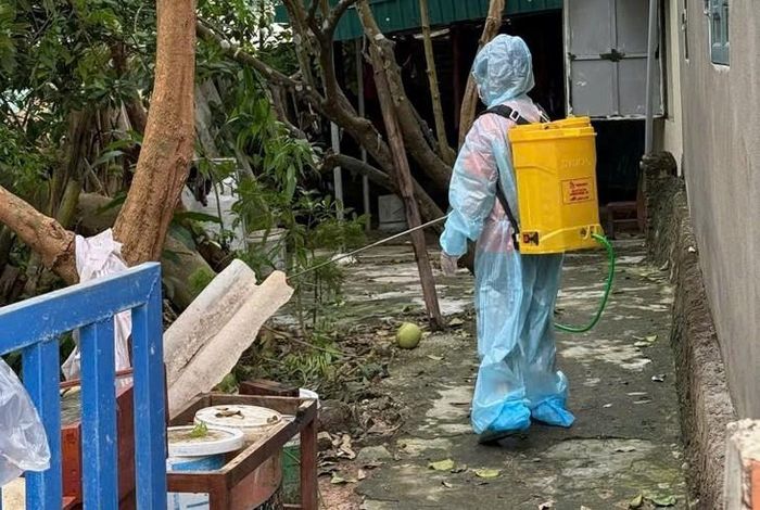 Lực lượng chức năng phun hóa chất. Ảnh: Ngọc Hưng.