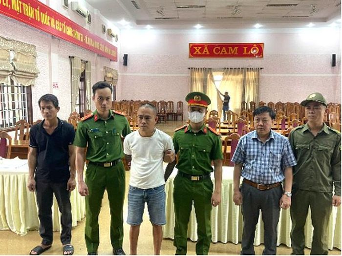 Công an tỉnh Quảng Trị thi hành lệnh bắt bị can để tạm giam đối với Nguyễn Tấn Thắng. Ảnh: CAQT.