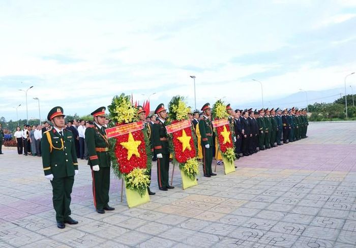 Các lãnh đạo, đại biểu dự lễ. Ảnh: Duy Ngọc.