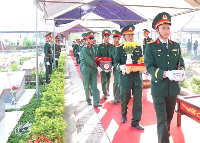 Hình ảnh xúc động tại buổi lễ. Ảnh: Duy Ngọc.