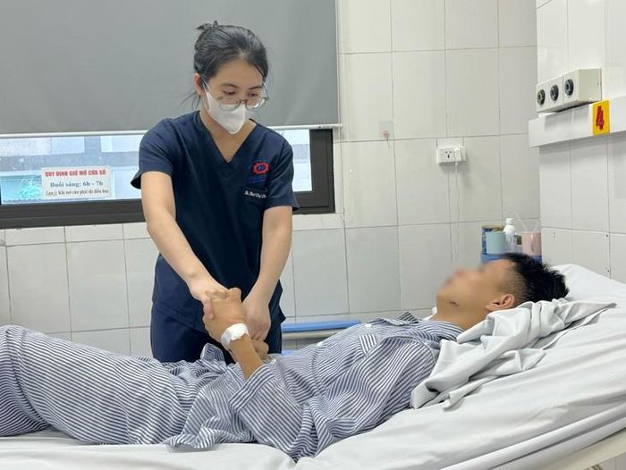 Bác sĩ Trung tâm Hồi sức tích cực, Chống độc - Đột quỵ kiểm tra sức khỏe nam bệnh nhân. Ảnh: BVCC