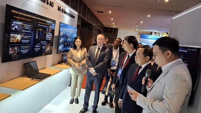Các đại biểu tham quan gian hàng tại sự kiện. Ảnh: TS