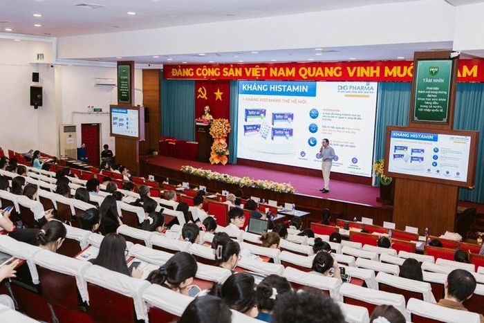 Đại diện ngành hàng Hô hấp DHG Pharma trình bày chuyên đề chăm sóc sức khỏe hô hấp tại chương trình.