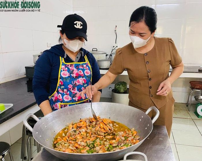 Kết quả giám sát cho thấy, phần lớn các trường học đã quan tâm đầu tư cơ sở vật chất, trang thiết bị phục vụ bếp ăn. Ảnh: Hùng Trần.