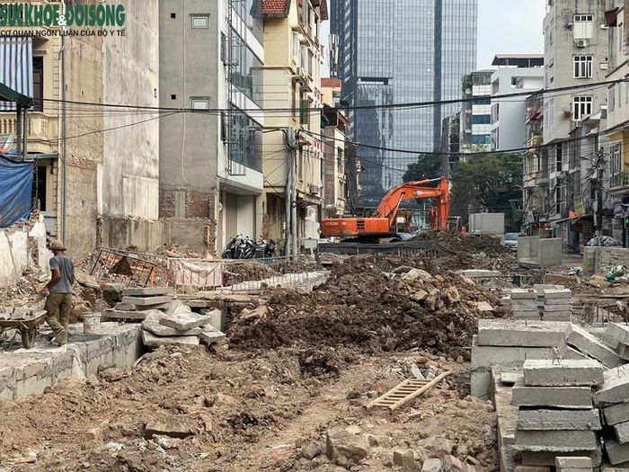 Nhiều đoạn đường đang trong tình trạng đào xới, mặt bằng chưa hoàn thiện. Dọc tuyến, đất đá, gạch vỡ và vật liệu xây dựng tập kết thành từng đống. Một số vị trí xuất hiện các hố đào sâu, hệ thống cống và kết cấu bê tông đang được lắp đặt, thi công. Ảnh: Phúc Đức