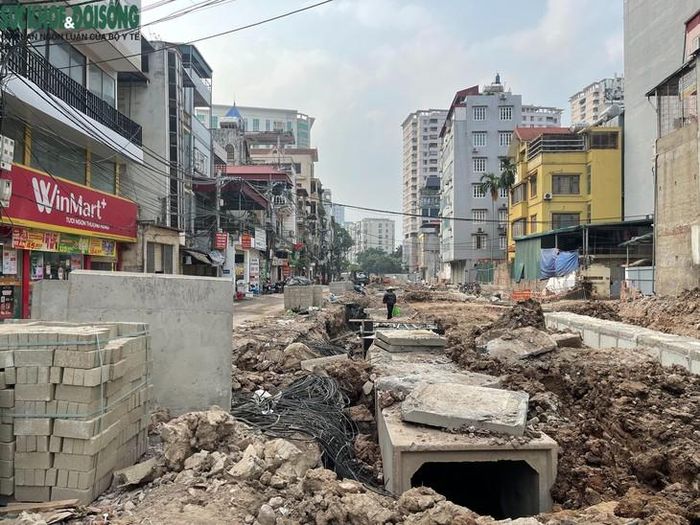Ở vị trí khác, các cấu kiện cống hộp bê tông được đặt xuống hố đào, xung quanh vẫn còn đất đá và vật liệu chưa được thu dọn. Ảnh: Phúc Đức