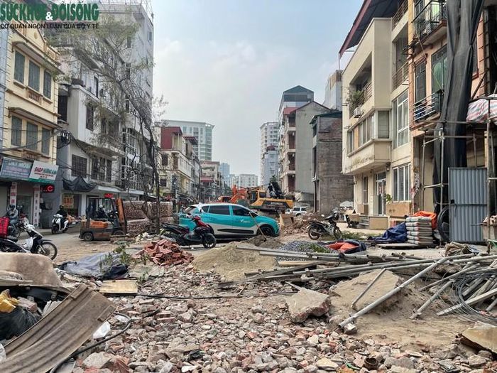 Theo ghi nhận của phóng viên Báo Sức khoẻ và Đời sống, ngày 28/10, dự án đang được triển khai với nhiều hạng mục thi công trên tuyến. Ảnh: Phúc Đức