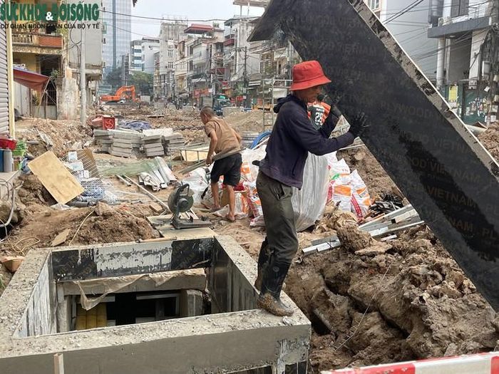 Công nhân cũng đang thực hiện các công việc xây dựng, hoàn thiện kết cấu tại những hạng mục đã được triển khai. Ảnh: Phúc Đức