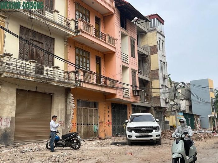 Sau khi hoàn thành, ngõ 381 Nguyễn Khang thông từ phố Thành Thái đến cầu Yên Hòa bắc qua sông Tô Lịch, tạo nên trục kết nối giữa đường Vành đai 2, 2,5 và 3, góp phần giảm tải áp lực giao thông cho khu vực và giúp người dân rút ngắn đáng kể thời gian di chuyển. Ảnh: Phúc Đức