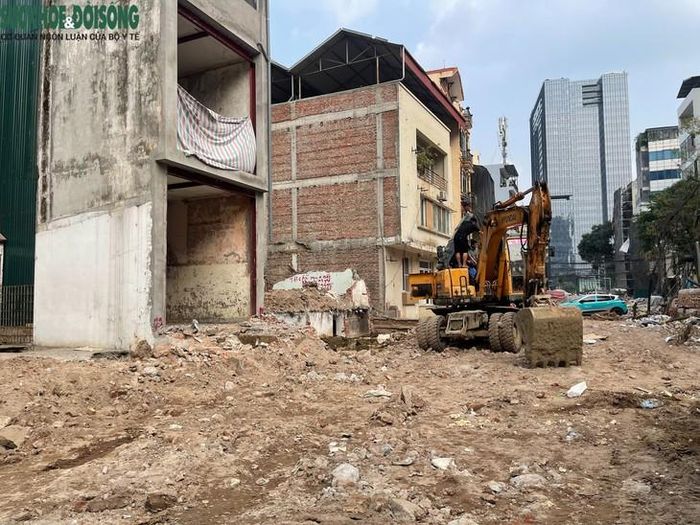 Ở một số vị trí, các cấu kiện bê tông được tập kết sát mép đường, máy xúc cũng được huy động để phục vụ quá trình thi công. Ảnh: Phúc Đức