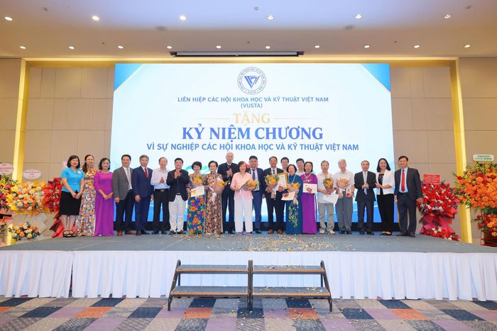 Các thành viên của VINAFOSA được nhận Kỷ niệm chương Vì sự nghiệp các Hội Khoa học kỹ thuật Việt Nam. Ảnh: Trần Lựu