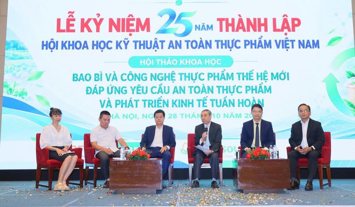 Các chuyên gia chia sẻ tại hội thảo khoa học về bao bì và công nghệ thực phẩm mới. Ảnh: Trần Lựu