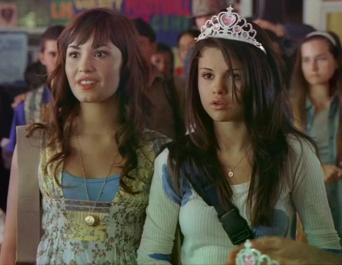  Selena Gomez và Demi Lovato trong phim “Princess Protection Program”. 