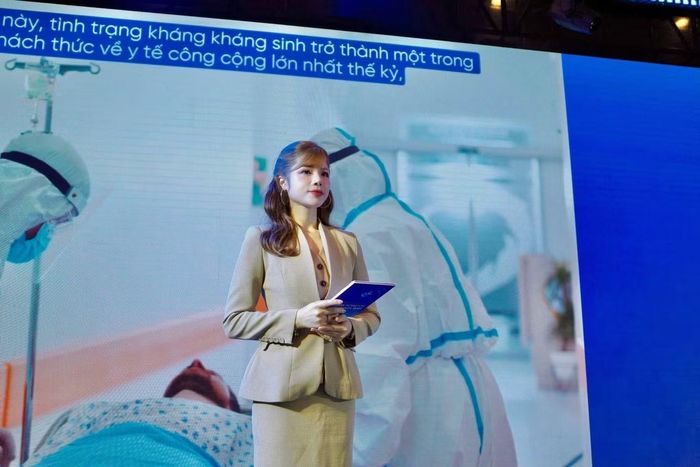 Là gương mặt trẻ không quá xa lạ với khán giả, MC Thái Trang được khán giả yêu thích bởi phong thái tự tin, tươi tắn. Ảnh: FBNV